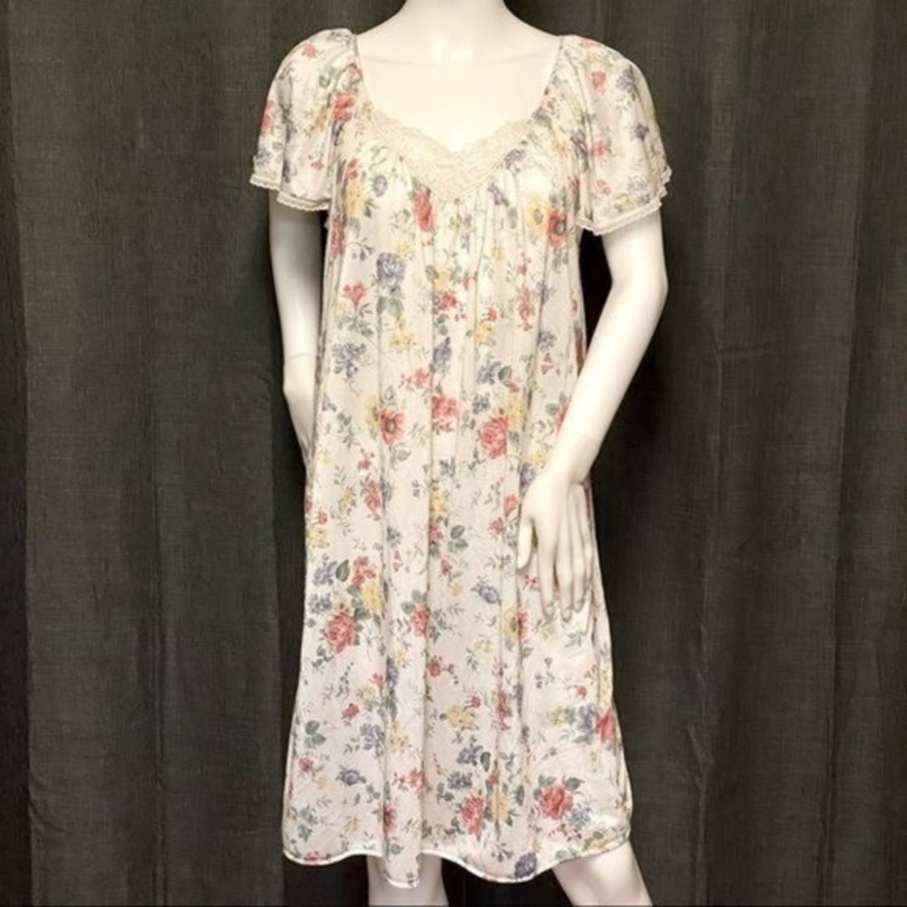 Gorgeous Vanity Fair Vtg floral baby doll nighty